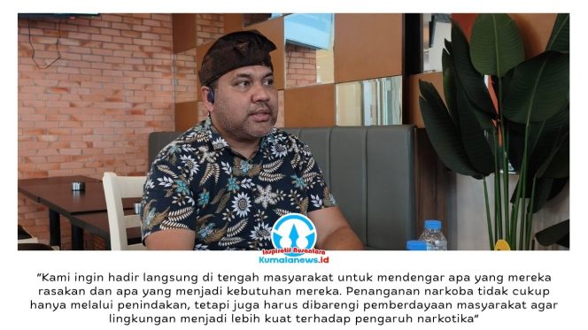 
 Direktur Resnarkoba Polda Kaltim, Kombes Pol. Romylus Tamtelahitu, memberikan keterangan terkait upaya pencegahan peredaran dan penyalahgunaan narkotika melalui kunjungan ke Kampung Bebas Narkoba di Jalan Pesut, Kelurahan Sungai Dama, Samarinda. Foto: M Hilmansyah.