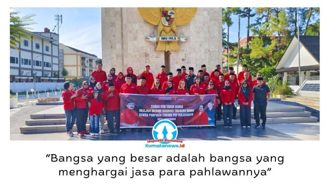 
 Foto bersama pengurus DPC PDI Perjuangan Kota Samarinda usai ziarah dan tabur bunga di Taman Makam Pahlawan (TMP) Samarinda dalam rangka Bulan Bung Karno 2026, Minggu (21/6/2026). Foto: Ricard.