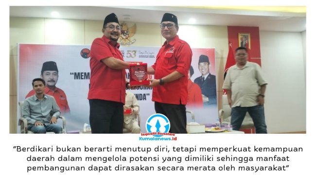 Ketua DPC PDI Perjuangan Kota Samarinda, Iswandi, menyerahkan cenderamata kepada Anggota DPRD Provinsi Kalimantan Timur Fraksi PDI Perjuangan, Didik Agung Eko Wahono, usai Diskusi Publik bertajuk 