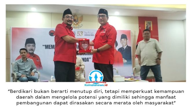 
 Ketua DPC PDI Perjuangan Kota Samarinda, Iswandi, menyerahkan cenderamata kepada Anggota DPRD Provinsi Kalimantan Timur Fraksi PDI Perjuangan, Didik Agung Eko Wahono, usai Diskusi Publik bertajuk 