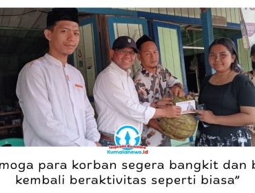 Anggota DPRD Kota Samarinda, Samri Shaputra, menyerahkan bantuan kepada warga terdampak musibah kebakaran di Jalan Pangeran Bendahara, Kelurahan Mesjid, Kecamatan Samarinda Seberang, sebagai bentuk kepedulian dan dukungan terhadap proses pemulihan para korban.