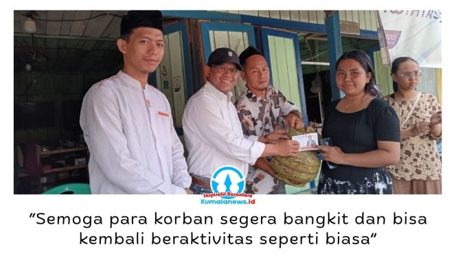 
 Anggota DPRD Kota Samarinda, Samri Shaputra, menyerahkan bantuan kepada warga terdampak musibah kebakaran di Jalan Pangeran Bendahara, Kelurahan Mesjid, Kecamatan Samarinda Seberang, sebagai bentuk kepedulian dan dukungan terhadap proses pemulihan para korban.
