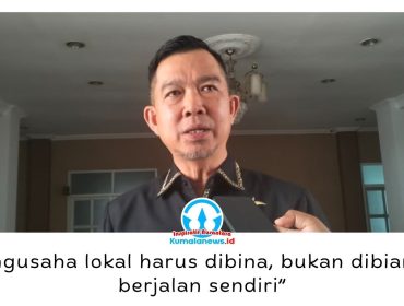 Anggota Komisi II DPRD Kota Samarinda, Viktor Yuan, memberikan keterangan kepada awak media. Ia menegaskan pentingnya pembinaan, peningkatan kapasitas, dan legalitas pelaku usaha lokal guna memperkuat daya saing serta mendorong pertumbuhan ekonomi daerah. Foto: Yana Ashari.