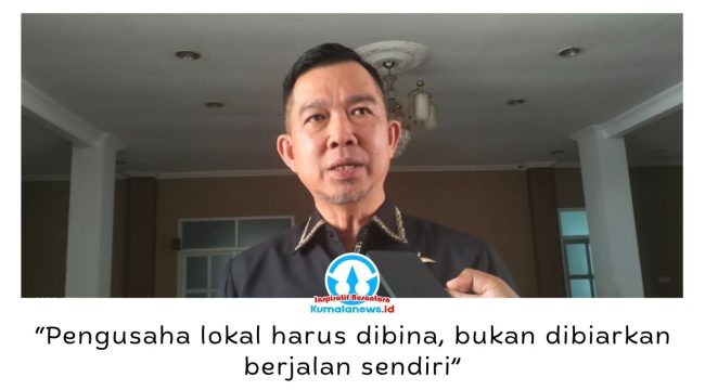 Anggota Komisi II DPRD Kota Samarinda, Viktor Yuan, memberikan keterangan kepada awak media. Ia menegaskan pentingnya pembinaan, peningkatan kapasitas, dan legalitas pelaku usaha lokal guna memperkuat daya saing serta mendorong pertumbuhan ekonomi daerah. Foto: Yana Ashari.