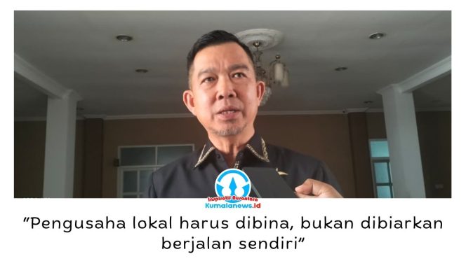 
 Anggota Komisi II DPRD Kota Samarinda, Viktor Yuan, memberikan keterangan kepada awak media. Ia menegaskan pentingnya pembinaan, peningkatan kapasitas, dan legalitas pelaku usaha lokal guna memperkuat daya saing serta mendorong pertumbuhan ekonomi daerah. Foto: Yana Ashari.