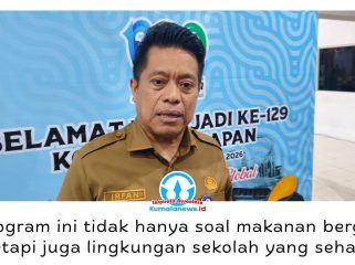 Kepala Dinas Pendidikan dan Kebudayaan (Disdikbud) Kota Balikpapan, Irfan Taufik, menyampaikan keterangan terkait rampungnya perbaikan fasilitas IPAL di sejumlah sekolah yang kini kembali berfungsi normal. Foto: M Hilmansyah.