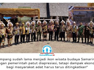 Ketua DPRD Kota Samarinda, Helmi Abdullah, berfoto bersama usai menghadiri pembukaan Festival Budaya Dayak Kenyah dan peringatan HUT ke-53 Desa Budaya Pampang di Lamin Adat Pampang, Samarinda, Kamis (25/6/2026). Foto: Yana Ashari.