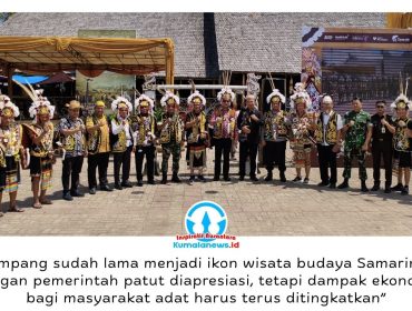 Ketua DPRD Kota Samarinda, Helmi Abdullah, berfoto bersama usai menghadiri pembukaan Festival Budaya Dayak Kenyah dan peringatan HUT ke-53 Desa Budaya Pampang di Lamin Adat Pampang, Samarinda, Kamis (25/6/2026). Foto: Yana Ashari.