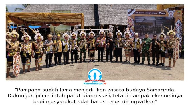 
 Ketua DPRD Kota Samarinda, Helmi Abdullah, berfoto bersama usai menghadiri pembukaan Festival Budaya Dayak Kenyah dan peringatan HUT ke-53 Desa Budaya Pampang di Lamin Adat Pampang, Samarinda, Kamis (25/6/2026). Foto: Yana Ashari.