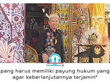 Ketua Dewan Adat Dayak (DAD) Kalimantan Timur, Viktor Yuan, mendorong pembentukan Peraturan Daerah (Perda) Desa Wisata Budaya Pampang guna memperkuat pelestarian budaya, pengembangan pariwisata, dan pemberdayaan masyarakat adat secara berkelanjutan. Foto: Yana Ashari.