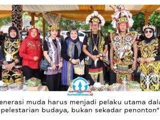 Wakil Ketua DPRD Kota Samarinda, Celni Pita Sari, berfoto bersama usai menghadiri pembukaan Festival Budaya Dayak Kenyah dan peringatan HUT ke-53 Desa Wisata Budaya Pampang di Lamin Adat Pampang, Samarinda, Kamis (25/6/2026). Foto: Yana Ashari.
