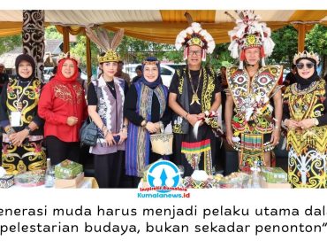 Wakil Ketua DPRD Kota Samarinda, Celni Pita Sari, berfoto bersama usai menghadiri pembukaan Festival Budaya Dayak Kenyah dan peringatan HUT ke-53 Desa Wisata Budaya Pampang di Lamin Adat Pampang, Samarinda, Kamis (25/6/2026). Foto: Yana Ashari.