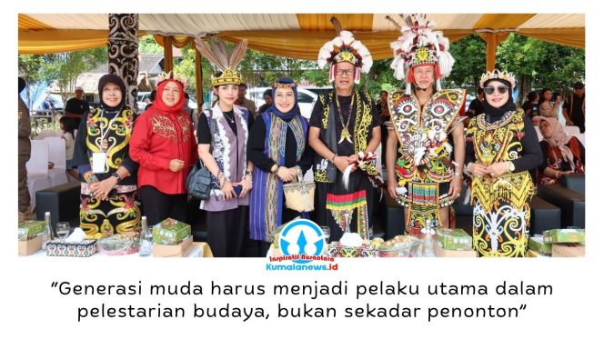 
 Wakil Ketua DPRD Kota Samarinda, Celni Pita Sari, berfoto bersama usai menghadiri pembukaan Festival Budaya Dayak Kenyah dan peringatan HUT ke-53 Desa Wisata Budaya Pampang di Lamin Adat Pampang, Samarinda, Kamis (25/6/2026). Foto: Yana Ashari.