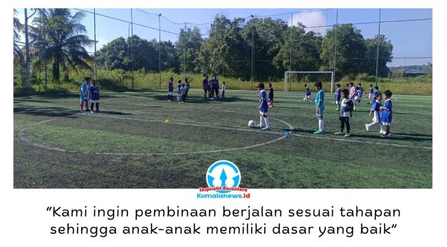 Suasana para santri RHQ Football Academy saat mengikuti sesi latihan rutin di Lapangan Mini Soccer Fatma Sport Center, Tenggarong. Program pembinaan ini menjadi wadah pengembangan bakat sepak bola sekaligus pembentukan karakter dan nilai-nilai disiplin bagi para peserta. Foto: Nizar.