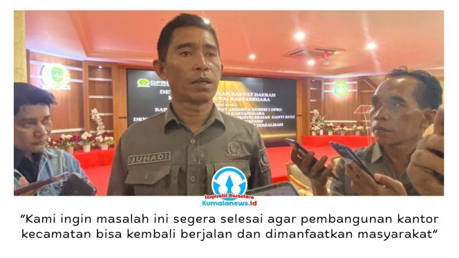 
 Wakil Ketua DPRD Kutai Kartanegara, Junadi, memberikan keterangan usai rapat dengar pendapat terkait ganti rugi lahan pembangunan Kantor Camat Terpadu Loa Kulu. DPRD berharap persoalan yang telah berlangsung bertahun-tahun itu segera tuntas agar pembangunan dapat dilanjutkan. Foto: Fairuzzabady.