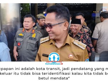Wali Kota Balikpapan, Rahmad Mas’ud, memberikan keterangan kepada awak media terkait pentingnya peran Rukun Tetangga (RT) sebagai ujung tombak pemerintah dalam memantau kondisi sosial masyarakat hingga tingkat lingkungan terkecil. Ia juga mengingatkan agar pendataan warga, khususnya pendatang, dilakukan secara tertib guna mendukung keamanan dan ketertiban di Kota Balikpapan. Foto: Dok. M Hilmansyah.