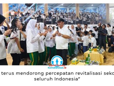 Menteri Pendidikan Dasar dan Menengah (Mendikdasmen), Abdul Mu'ti, berinteraksi dengan siswa dan siswi dalam kegiatan Pagi Ceria yang diikuti ribuan pelajar dan guru di Balikpapan, Kalimantan Timur, Jumat (5/6/2026). Foto: M Hilmansyah.