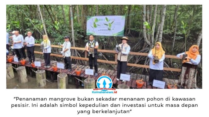 
 Menteri Pendidikan Dasar dan Menengah (Mendikdasmen) RI, Abdul Mu’ti, memimpin penanaman 2.026 bibit mangrove di kawasan pesisir SMA Negeri 8 Balikpapan, Kalimantan Timur, Jumat (5/6/2026), sebagai bagian dari Gerakan 1.000 Cahaya Aisyiyah dan upaya mendukung pelestarian lingkungan. Foto: M Hilmansyah.
