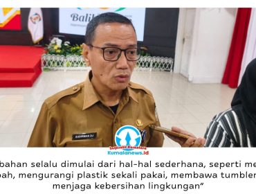 Kepala Dinas Lingkungan Hidup (DLH) Kota Balikpapan, Sudirman Djayaleksana, memberikan keterangan terkait ajakan kepada masyarakat untuk menjadikan kepedulian terhadap lingkungan sebagai gaya hidup sehari-hari dalam rangka memperingati Hari Lingkungan Hidup Sedunia 2026. Foto: Hilmansyah.