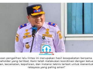 Kepala Dinas Perhubungan Kota Balikpapan, Muhamad Fadli Paturrahman, memberikan keterangan terkait penerapan rekayasa lalu lintas akibat penutupan ruas jalan yang terdampak longsor. Kebijakan tersebut ditetapkan setelah melalui serangkaian rapat koordinasi yang melibatkan unsur kecamatan, kelurahan, ketua RT, kepolisian, instansi teknis, serta perwakilan masyarakat guna memastikan pengaturan arus lalu lintas berjalan aman dan efektif. Foto: M Hilmansyah.