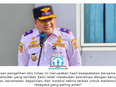 Kepala Dinas Perhubungan Kota Balikpapan, Muhamad Fadli Paturrahman, memberikan keterangan terkait penerapan rekayasa lalu lintas akibat penutupan ruas jalan yang terdampak longsor. Kebijakan tersebut ditetapkan setelah melalui serangkaian rapat koordinasi yang melibatkan unsur kecamatan, kelurahan, ketua RT, kepolisian, instansi teknis, serta perwakilan masyarakat guna memastikan pengaturan arus lalu lintas berjalan aman dan efektif. Foto: M Hilmansyah.