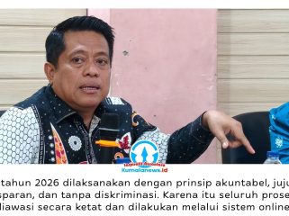 Kepala Dinas Pendidikan dan Kebudayaan Kota Balikpapan, Irfan Taufik, menyampaikan keterangan terkait pelaksanaan Sistem Penerimaan Murid Baru (SPMB) Tahun Ajaran 2026/2027 di Aula Kantor Disdikbud Balikpapan, Kamis (4/6/2026). Disdikbud menegaskan seluruh tahapan SPMB akan diawasi secara ketat oleh KPK, Inspektorat, dan masyarakat guna memastikan proses penerimaan peserta didik berlangsung transparan, akuntabel, dan bebas dari praktik titip-menitip. Foto: M Hilmansyah.