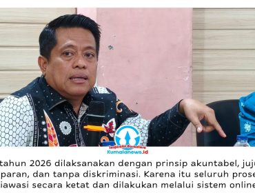 Kepala Dinas Pendidikan dan Kebudayaan Kota Balikpapan, Irfan Taufik, menyampaikan keterangan terkait pelaksanaan Sistem Penerimaan Murid Baru (SPMB) Tahun Ajaran 2026/2027 di Aula Kantor Disdikbud Balikpapan, Kamis (4/6/2026). Disdikbud menegaskan seluruh tahapan SPMB akan diawasi secara ketat oleh KPK, Inspektorat, dan masyarakat guna memastikan proses penerimaan peserta didik berlangsung transparan, akuntabel, dan bebas dari praktik titip-menitip. Foto: M Hilmansyah.