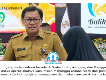 Kepala DKUMKMP Kota Balikpapan, Heruressandy Setya Kusuma, menjelaskan progres pembangunan Koperasi Kelurahan Merah Putih. Tiga dari 11 unit yang dibangun telah rampung, sedangkan delapan unit lainnya masih dalam tahap penyelesaian. Foto: M. Hilmansyah.
