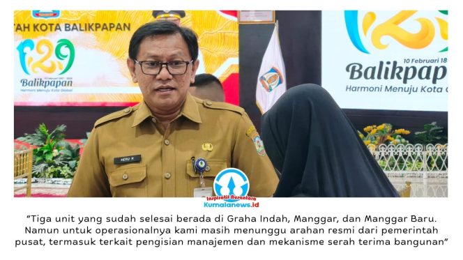 
 Kepala DKUMKMP Kota Balikpapan, Heruressandy Setya Kusuma, menjelaskan progres pembangunan Koperasi Kelurahan Merah Putih. Tiga dari 11 unit yang dibangun telah rampung, sedangkan delapan unit lainnya masih dalam tahap penyelesaian. Foto: M. Hilmansyah.