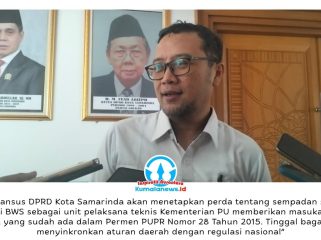 Kepala BWS Kalimantan IV Samarinda, Andri Rachmanto Wibowo, memberikan keterangan terkait masukan BWS dalam pembahasan Raperda Sempadan Sungai oleh Pansus III DPRD Kota Samarinda yang mengacu pada Peraturan Menteri PUPR Nomor 28 Tahun 2015 tentang Penetapan Garis Sempadan Sungai dan Danau. Foto: Yana Ashari.