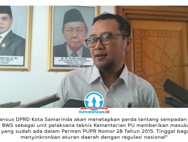 Kepala BWS Kalimantan IV Samarinda, Andri Rachmanto Wibowo, memberikan keterangan terkait masukan BWS dalam pembahasan Raperda Sempadan Sungai oleh Pansus III DPRD Kota Samarinda yang mengacu pada Peraturan Menteri PUPR Nomor 28 Tahun 2015 tentang Penetapan Garis Sempadan Sungai dan Danau. Foto: Yana Ashari.