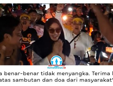 Mantan Bupati Kutai Kartanegara, Rita Widyasari, tiba di kampung halamannya di Tenggarong, Jumat (12/6/2026), dan mendapat sambutan antusias dari ratusan warga yang mengiringi kepulangannya. Foto: Aan.