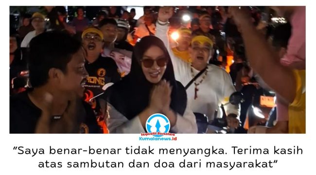 Mantan Bupati Kutai Kartanegara, Rita Widyasari, tiba di kampung halamannya di Tenggarong, Jumat (12/6/2026), dan mendapat sambutan antusias dari ratusan warga yang mengiringi kepulangannya. Foto: Aan.