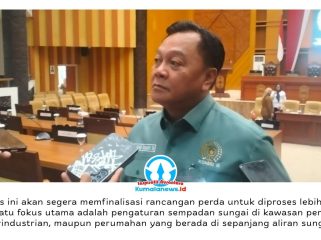 Ketua Pansus III DPRD Kota Samarinda, Achmad Sukamto, memberikan keterangan terkait pembahasan Raperda Sempadan Sungai yang menjadi langkah penting dalam upaya pengendalian banjir di Kota Samarinda. Foto: Yana Ashari.