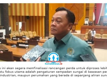 Ketua Pansus III DPRD Kota Samarinda, Achmad Sukamto, memberikan keterangan terkait pembahasan Raperda Sempadan Sungai yang menjadi langkah penting dalam upaya pengendalian banjir di Kota Samarinda. Foto: Yana Ashari.