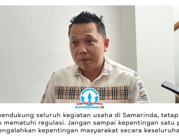 Ketua Komisi III DPRD Kota Samarinda, Deni Hakim Anwar, menyoroti masih maraknya penggunaan bahu dan badan jalan sebagai area parkir oleh sejumlah pelaku usaha. Menurutnya, praktik tersebut melanggar aturan serta berpotensi mengganggu hak masyarakat dalam memanfaatkan fasilitas jalan umum. Foto: Yana Ashari.