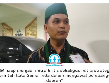 Ketua Umum Himpunan Mahasiswa Islam (HMI) Cabang Samarinda periode 2026–2027, Achmad Fawwaz Albani, memberikan keterangan kepada awak media usai pelantikan. Ia menegaskan pelantikan tersebut bukan sekadar agenda seremonial, melainkan menjadi awal pelaksanaan program kerja yang lebih responsif terhadap kebutuhan masyarakat. Foto: Yana Ashari.