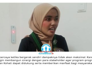 Ketua Umum Kohati HMI Cabang Samarinda, Anisa Tri Anugrah, memberikan keterangan kepada awak media usai pelantikan. Ia menegaskan pelantikan tersebut menjadi awal pembinaan bagi pengurus baru agar mampu menjalankan organisasi secara profesional dan responsif terhadap kebutuhan masyarakat. Foto: Yana Ashari.