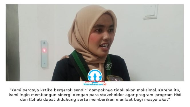 
 Ketua Umum Kohati HMI Cabang Samarinda, Anisa Tri Anugrah, memberikan keterangan kepada awak media usai pelantikan. Ia menegaskan pelantikan tersebut menjadi awal pembinaan bagi pengurus baru agar mampu menjalankan organisasi secara profesional dan responsif terhadap kebutuhan masyarakat. Foto: Yana Ashari.