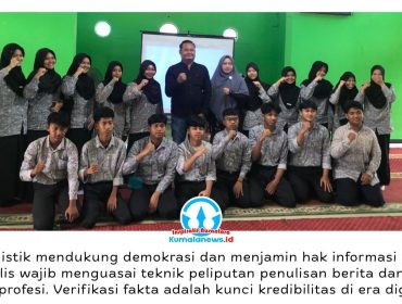 Peserta pelatihan jurnalistik SMA Muhammadiyah Tenggarong berfoto bersama usai kegiatan didampingi Ketua PWI Kutai Kartanegara, Andi Wibowo, dan Wakil Kepala Sekolah Bidang Kesiswaan, Ummu Latifah. Foto: Dok. PWI Kukar.