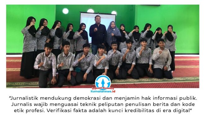 
 Peserta pelatihan jurnalistik SMA Muhammadiyah Tenggarong berfoto bersama usai kegiatan didampingi Ketua PWI Kutai Kartanegara, Andi Wibowo, dan Wakil Kepala Sekolah Bidang Kesiswaan, Ummu Latifah. Foto: Dok. PWI Kukar.