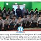 Peserta pelatihan jurnalistik SMA Muhammadiyah Tenggarong berfoto bersama usai kegiatan didampingi Ketua PWI Kutai Kartanegara, Andi Wibowo, dan Wakil Kepala Sekolah Bidang Kesiswaan, Ummu Latifah. Foto: Dok. PWI Kukar.