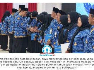 Wakil Wali Kota Balikpapan, Dr. H. Bagus Susetyo, M.M., menyerahkan ucapan selamat kepada ASN yang memasuki masa purnatugas dalam kegiatan pemberian kenaikan pangkat pengabdian dan pensiun PNS TMT 1 Juli 2026 di Auditorium Balai Kota Balikpapan, Rabu (17/6/2026). Foto: M Hilmansyah.