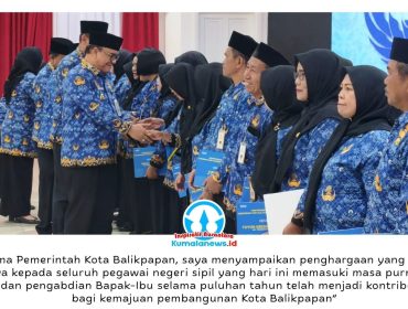 Wakil Wali Kota Balikpapan, Dr. H. Bagus Susetyo, M.M., menyerahkan ucapan selamat kepada ASN yang memasuki masa purnatugas dalam kegiatan pemberian kenaikan pangkat pengabdian dan pensiun PNS TMT 1 Juli 2026 di Auditorium Balai Kota Balikpapan, Rabu (17/6/2026). Foto: M Hilmansyah.
