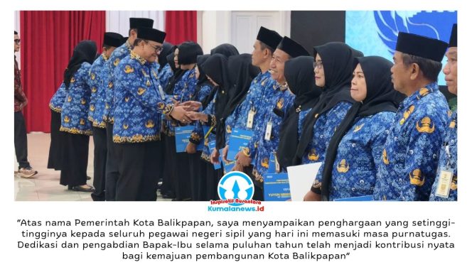 
 Wakil Wali Kota Balikpapan, Dr. H. Bagus Susetyo, M.M., menyerahkan ucapan selamat kepada ASN yang memasuki masa purnatugas dalam kegiatan pemberian kenaikan pangkat pengabdian dan pensiun PNS TMT 1 Juli 2026 di Auditorium Balai Kota Balikpapan, Rabu (17/6/2026). Foto: M Hilmansyah.