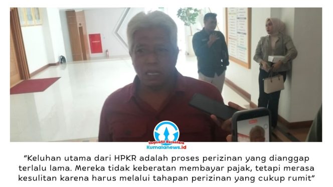 
 Ketua Pansus I DPRD Kota Samarinda, Markaca, memberikan keterangan kepada awak media usai memimpin rapat pembahasan Rancangan Peraturan Daerah (Raperda) tentang Penyelenggaraan, Perizinan, dan Penataan Reklame Kota Samarinda di Ruang Rapat Paripurna Lantai 2 DPRD Kota Samarinda, Rabu (3/6/2026). Foto: Yana Ashari.