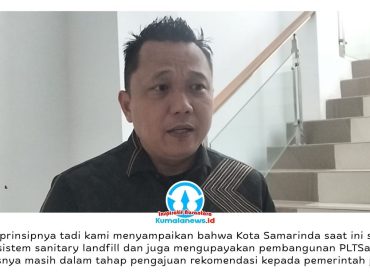 Ketua Komisi III DPRD Kota Samarinda, Deni Hakim Anwar, memberikan keterangan kepada awak media usai menerima kunjungan kerja Komisi III DPRD Kabupaten Paser di Ruang Rapat Komisi III DPRD Kota Samarinda, Kamis (4/6/2026). Dalam pertemuan tersebut, kedua pihak membahas pengelolaan sampah rumah tangga, pengembangan sistem sanitary landfill, serta rencana pembangunan Pembangkit Listrik Tenaga Sampah (PLTSa) sebagai solusi penanganan sampah berkelanjutan di daerah. Foto: Yana Ashari.