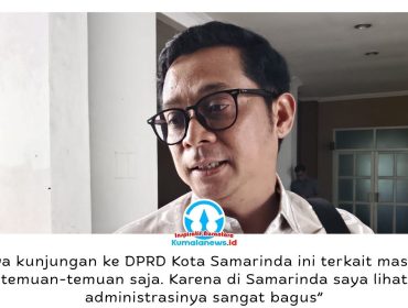 Ketua DPRD Kabupaten Berau, Dedy Okto Nooryanto, memberikan keterangan kepada awak media usai melakukan kunjungan kerja ke DPRD Kota Samarinda, Kamis (4/6/2026). Kunjungan tersebut dilakukan untuk mempelajari tata kelola administrasi dan pengelolaan kelembagaan yang dinilai dapat menjadi referensi dalam memperkuat akuntabilitas serta meminimalkan potensi temuan administrasi di lingkungan DPRD Kabupaten Berau. Foto: Yana Ashari.