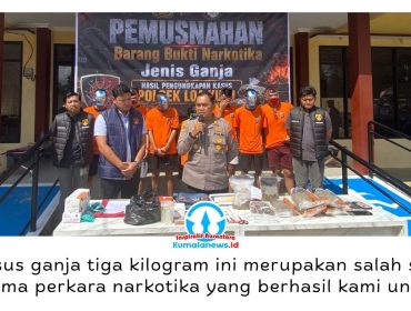Kapolsek Loa Kulu, AKP Hari Supranoto, didampingi Kanit Reskrim Polsek Loa Kulu, Iptu Danto Utomo, saat menggelar siaran pers pengungkapan kasus penyalahgunaan narkotika golongan I jenis ganja dengan barang bukti sekitar tiga kilogram di halaman Mapolsek Loa Kulu, Rabu (3/6/2026). Foto: Fairuzzabady.