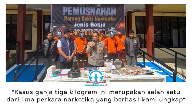 
 Kapolsek Loa Kulu, AKP Hari Supranoto, didampingi Kanit Reskrim Polsek Loa Kulu, Iptu Danto Utomo, saat menggelar siaran pers pengungkapan kasus penyalahgunaan narkotika golongan I jenis ganja dengan barang bukti sekitar tiga kilogram di halaman Mapolsek Loa Kulu, Rabu (3/6/2026). Foto: Fairuzzabady.